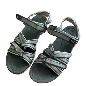 Woman’s LL bean strappy sandle gray adjustable size 9 non marking
